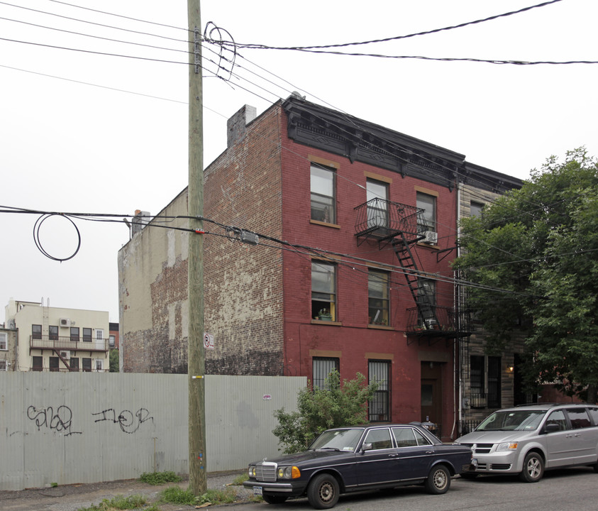 122 Dikeman St in Brooklyn, NY - Building Photo