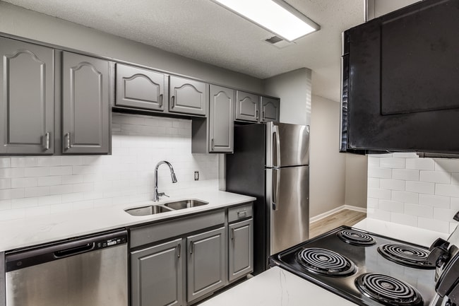 Evaline Apartments in Dallas, TX - Foto de edificio - Building Photo