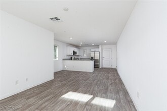 12130 Midnight Pine Rd in Las Vegas, NV - Building Photo - Building Photo