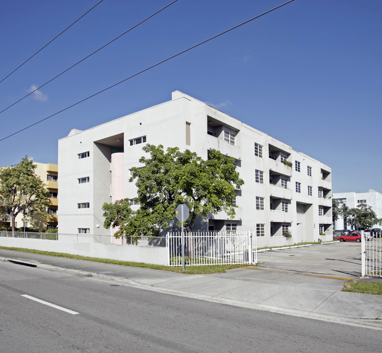 8025 NW 7th St in Miami, FL - Foto de edificio