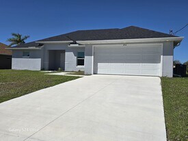 2936 NW 4th Pl in Cape Coral, FL - Building Photo