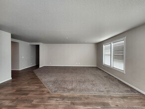 8215 Ballard Lp in West Richland, WA - Building Photo - Building Photo