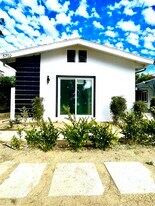 5700 Vanalden Ave, Unit Studio in Tarzana, CA - Building Photo