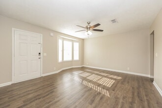 1318 Lyndsey Ridge Dr in La Vergne, TN - Foto de edificio - Building Photo