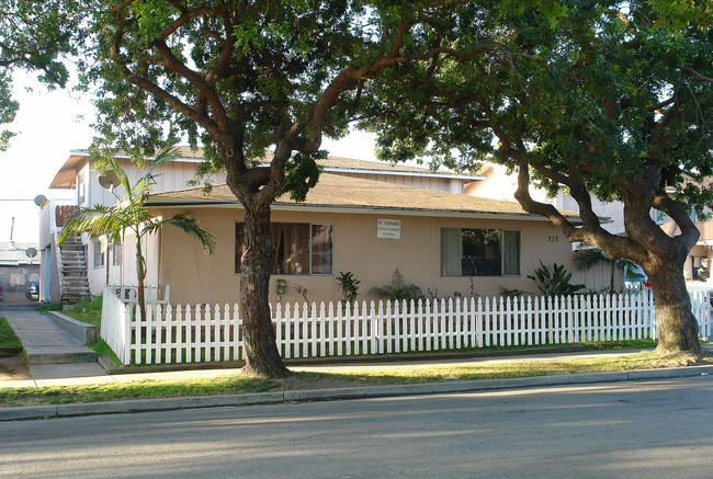 717 Shalimar Dr in Costa Mesa, CA - Foto de edificio - Building Photo