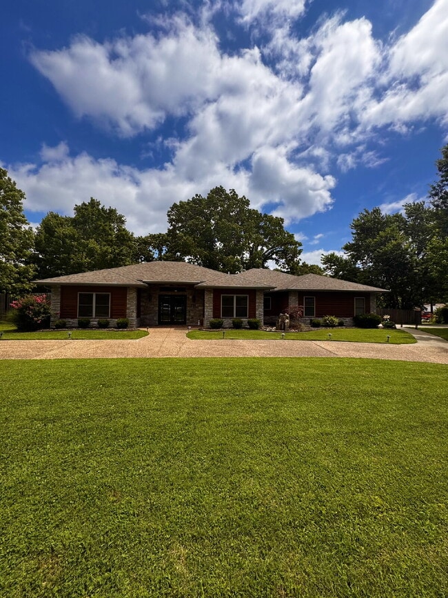 property at 723 N Lakeview Dr