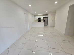 6580 W 27th Ct in Hialeah, FL - Building Photo - Building Photo