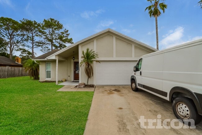 property at 1423 La Paloma Cir