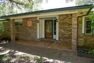 218 Howard St in Niceville, FL - Building Photo