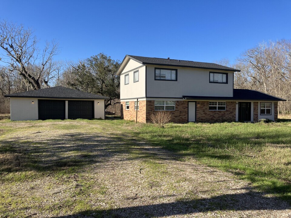 2708 County Road 686 in Brazoria, TX - Foto de edificio