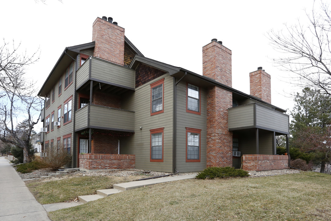 Crown Court Apartments in Boulder, CO - Foto de edificio