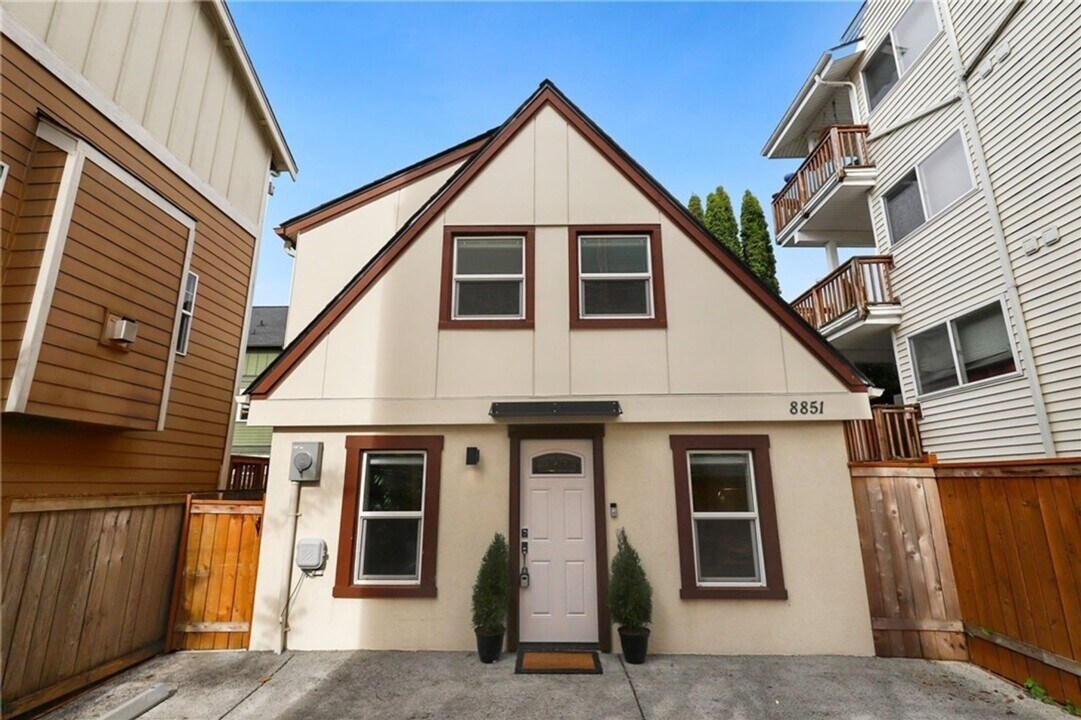 8851 Stone Ave N in Seattle, WA - Building Photo