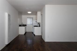 Colonial House Apartments in Los Angeles, CA - Building Photo - Interior Photo