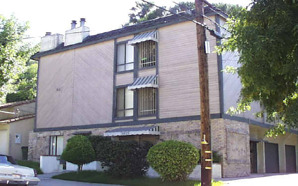 3935 Berry Dr in North Hollywood, CA - Building Photo