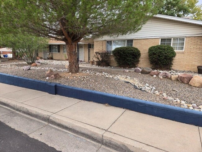 2700 Pennsylvania St NE in Albuquerque, NM - Building Photo - Building Photo