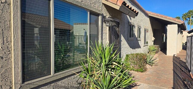 12012 N Saguaro Blvd in Fountain Hills, AZ - Foto de edificio - Building Photo