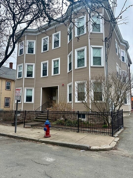 22 Sewall St in Somerville, MA - Building Photo