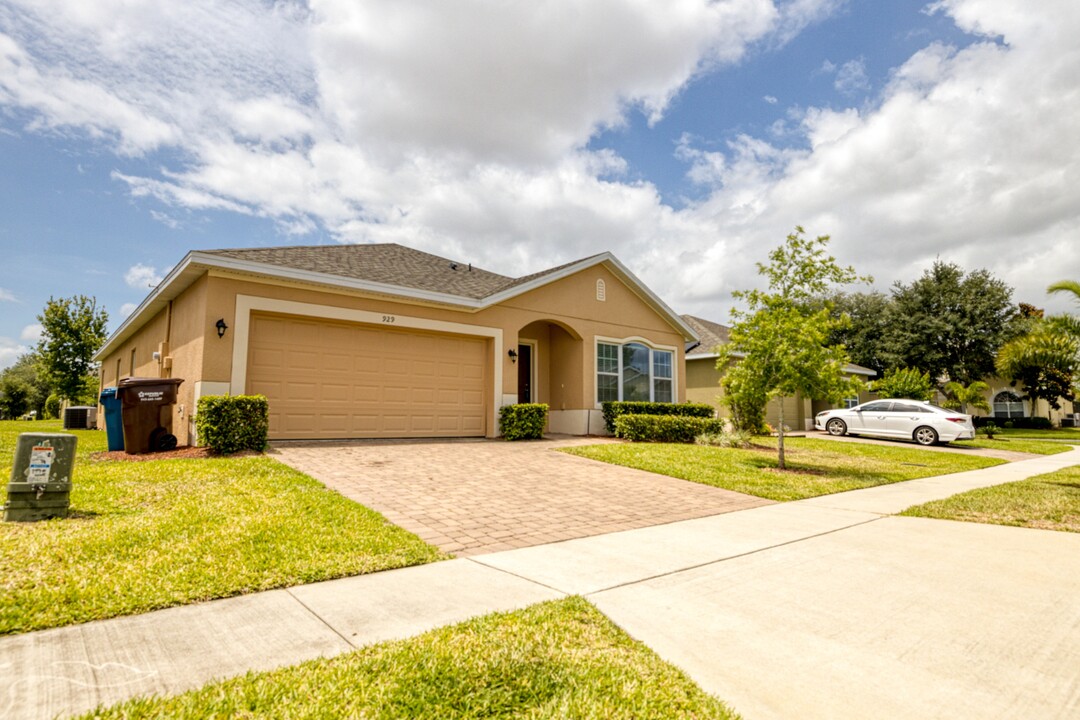 929 Andalusia Loop in Davenport, FL - Building Photo