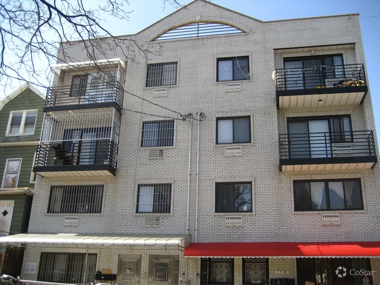 37-20 111th St in Flushing, NY - Foto de edificio
