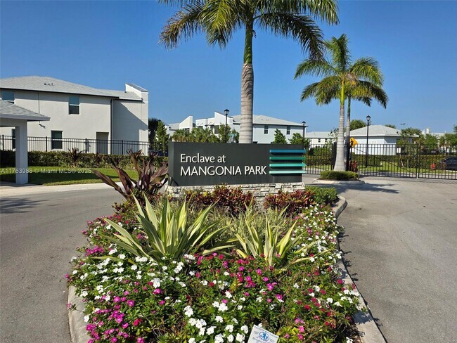 5631 Enclave Dr in West Palm Beach, FL - Building Photo - Building Photo