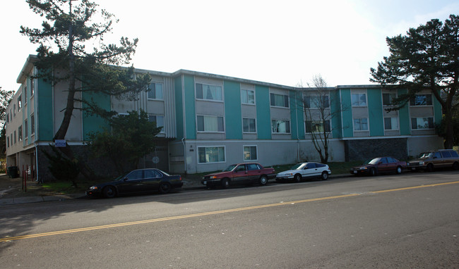 595 Clarinada Ave in Daly City, CA - Building Photo - Building Photo