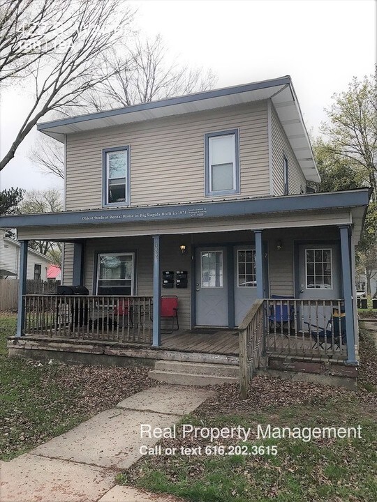 422 S Warren Ave-Unit -#4 in Big Rapids, MI - Building Photo