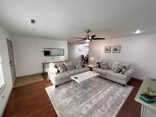 1977 W Deane St in Fayetteville, AR - Building Photo - Building Photo