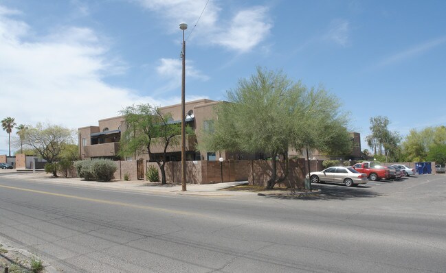 Meadow Park Apartments in Tucson, AZ - Foto de edificio - Building Photo