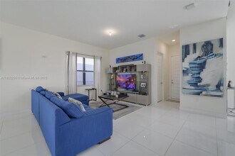 16036 NW 89th Ct in Miami Lakes, FL - Building Photo - Building Photo