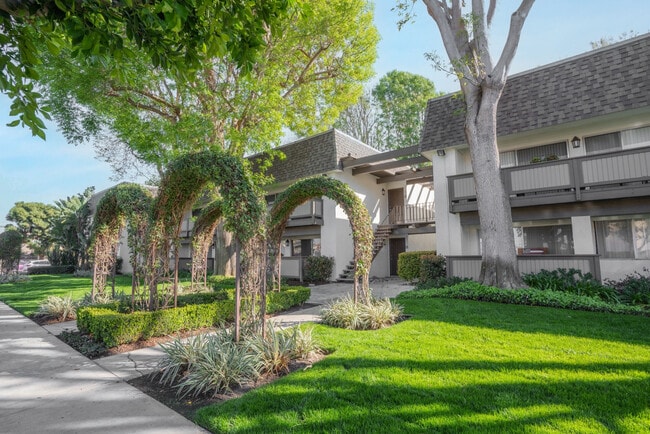 Huntington Continental in Huntington Beach, CA - Building Photo - Building Photo