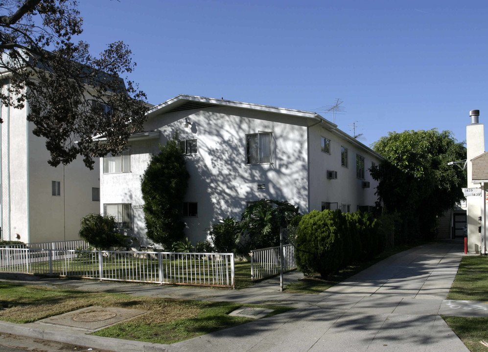 1435 N Poinsettia Pl in Los Angeles, CA - Foto de edificio