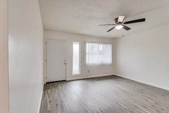 1009 Mira Loma Dr in Bakersfield, CA - Foto de edificio - Building Photo