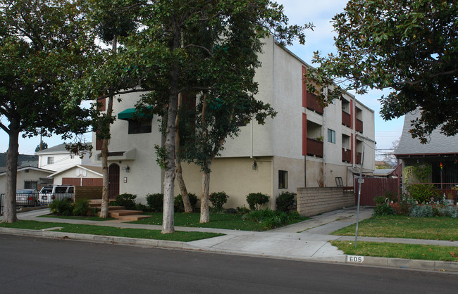 611 Wing St in Glendale, CA - Foto de edificio - Building Photo