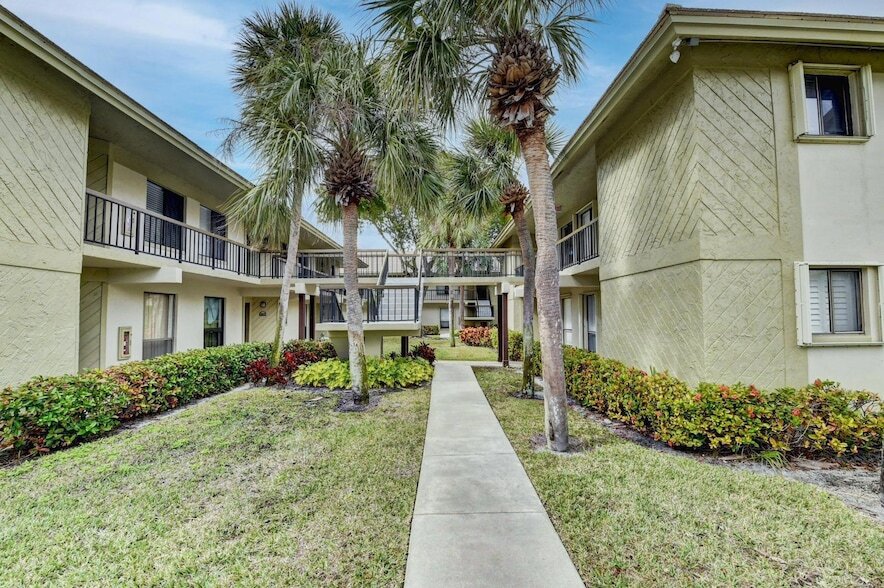 159 NW 70th St, Unit 402 in Boca Raton, FL - Building Photo