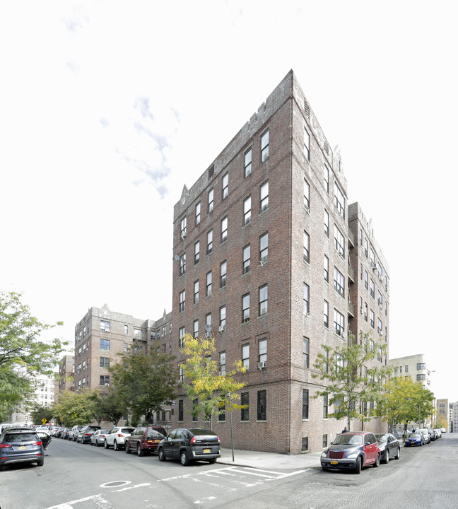 1700 Harrison Ave in Bronx, NY - Building Photo