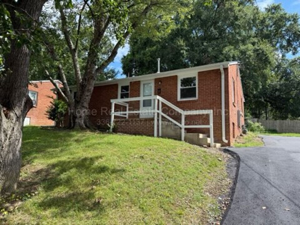 828 W 8th St in Winston-Salem, NC - Building Photo