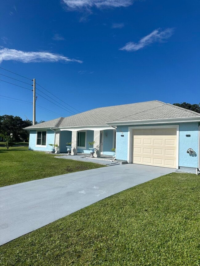 1592 SE Burning Ct in Port St. Lucie, FL - Building Photo - Building Photo