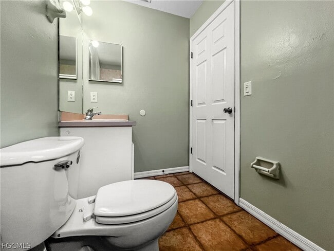 property at 1909 SW Santa Barbara Pl