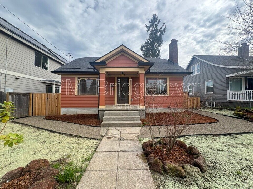 7300 N Mobile Ave in Portland, OR - Building Photo