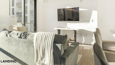 1007 S Mint St, Unit 809 in Charlotte, NC - Building Photo - Building Photo