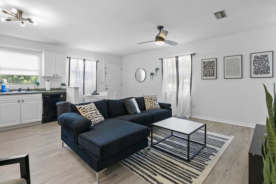 2401 Gordon St in Tampa, FL - Building Photo