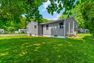 110 New Britain Dr in Warwick, RI - Building Photo - Building Photo