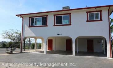 4445 Dogwood Ln in Redding, CA - Building Photo - Building Photo