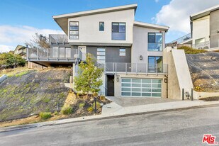 3861 W Point Dr in Los Angeles, CA - Building Photo