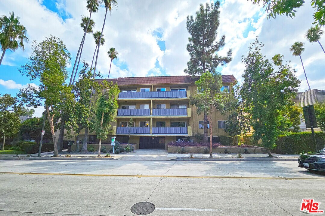 382 E California Blvd in Pasadena, CA - Building Photo
