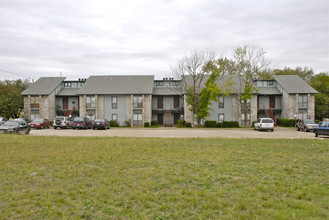 Creekview Village Apartment in Garland, TX - Foto de edificio - Building Photo