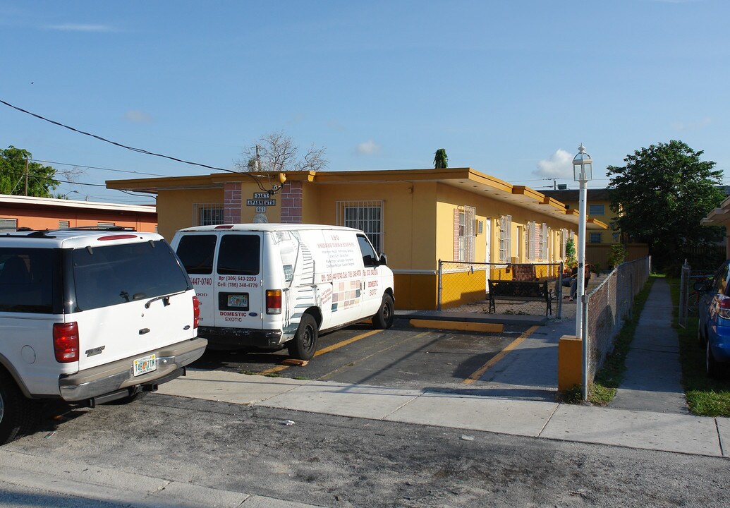 Daky Apartments in Miami, FL - Building Photo