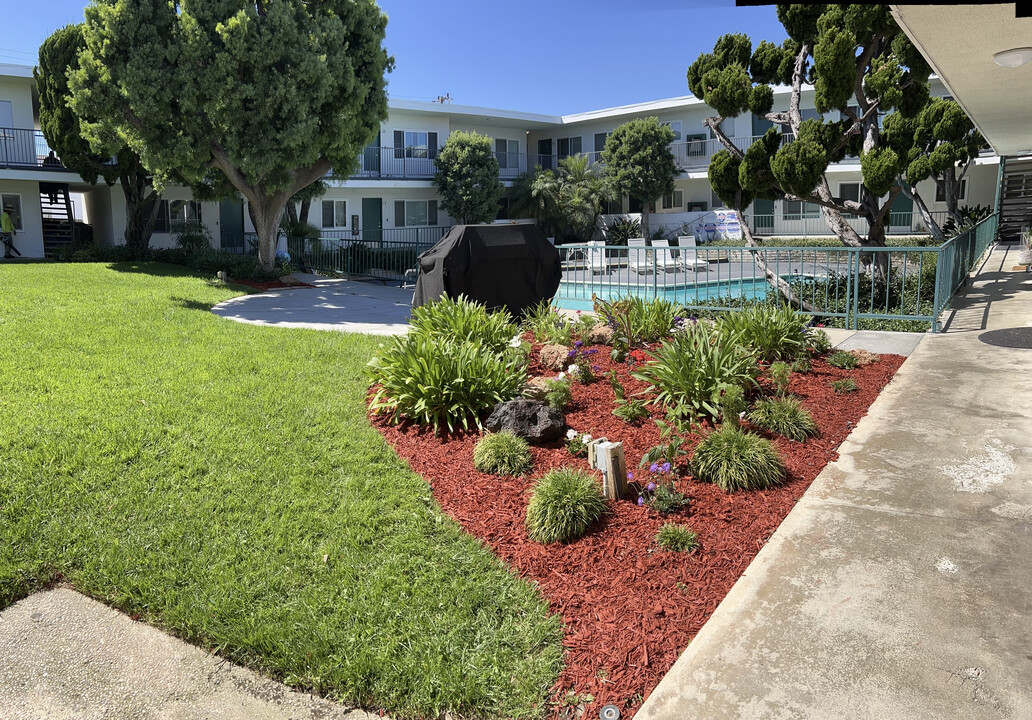 Calais in Torrance, CA - Foto de edificio