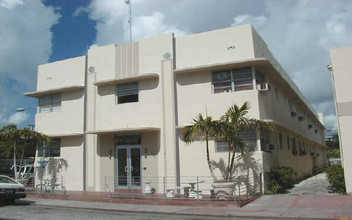 200 Collins Ave in Miami Beach, FL - Foto de edificio - Building Photo