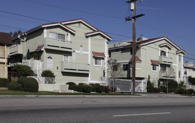 Victory Apartments in Van Nuys, CA - Building Photo - Building Photo